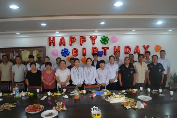 宜居物业公司举行7月份员工集体生日会