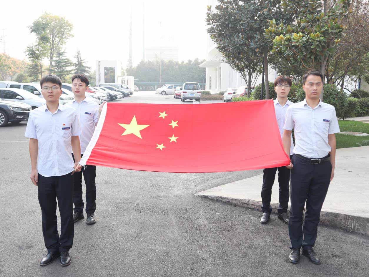 宜居物业公司联合博盛园林公司在科技园广场开展“同升国旗、同唱国歌”活动