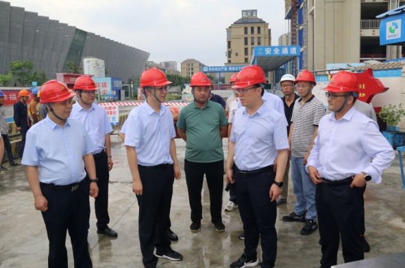 荣徽地产开展“防暑降温送清凉”慰问活动